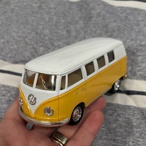 Kinsmart VW 1962 Volkswagen Classic Bus Diecast Pull Back Mini Car